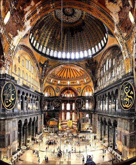 Interior de Santa Sofía de Constantinopla Byzantine Architecture, High Middle Ages, Architecture History, Byzantine Empire, Byzantine Art, Architecture Painting, Byzantine Icons, Hagia Sophia, Future City