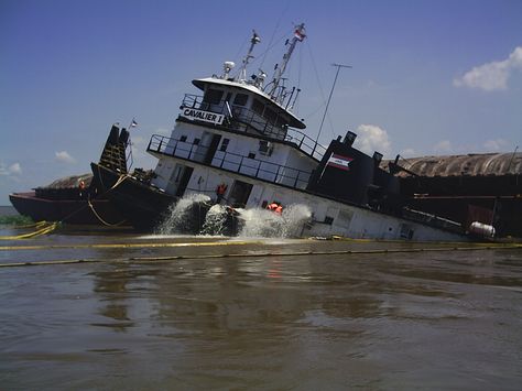 Underwater Shipwreck, Metalworking Projects, Barge Boat, Ship Wrecks, Tow Boat, Working Boat, Tennessee River, Metal Working Projects, Cool Boats