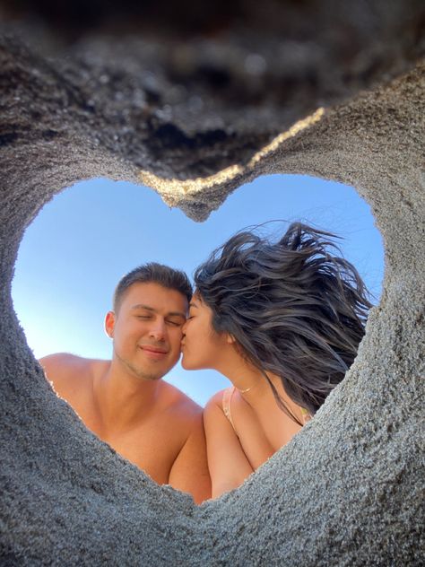 heart shaped sand , couple photoshoot inspo , photo ideas, instagram Aesthetic Romantic Couple, Couple Vacation Pictures, Couple Beach Poses, Romantic Beach Couple, Beach Couple Poses, Beach Pictures Inspo, Hello Cake, Hugs And Kisses Couples, Couples Beach Photography