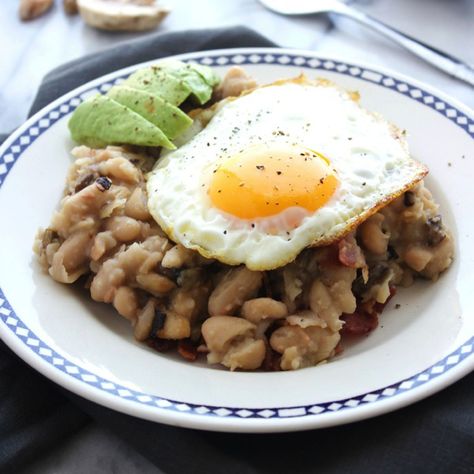 White-Bean-Breakfast-Hash-51_0003_White Bean Hash 4hb Recipes, Bean Diet, Bean Breakfast, Slow Carb Recipes, Breakfast Beans, Breakfast Hash Recipes, Slow Carb Diet, Bacon Dishes, Slow Carb