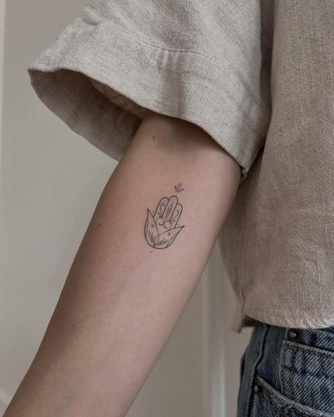 Hamsa Hand Tattoo Fine Line, Floral Hamsa Tattoo, Hamsa Fine Line Tattoo, Trend Tattoo For Women, Ayurvedic Tattoo, Back Hand Tattoos For Women, Hand Of Fatima Tattoo Small, Cute Tattoo Ideas With Meaning, Tattoo Designs Minimal