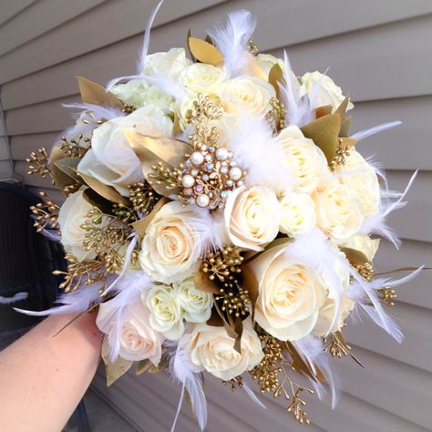 Flowers That Go With Champagne Dresses, Gatsby Bouquet Wedding, Cream And Gold Wedding Flowers, Great Gatsby Bouquet, Gold Prom Dress Bouquet, Champagne Gold Flowers, Prom Bouquet Ideas White And Gold, White Gold Bridal Bouquet, Prom Bouquet Gold Dress