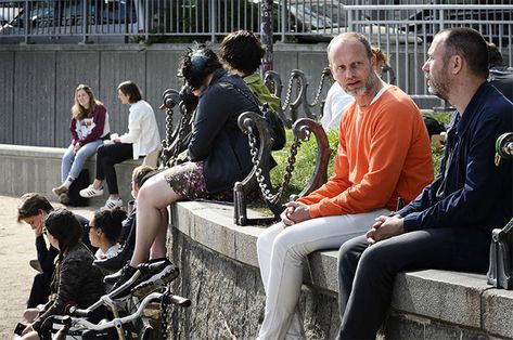 Photographer Takes Pics Of People In Public From 2 Perspectives And It Shows How Easily The Media Can Manipulate Reality People In Public, Pics Of People, Leiden University, Comparative Literature, History Of Photography, Types Of Cameras, Photography Lessons, Different Perspectives, Types Of Photography