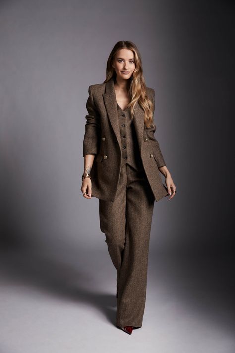 Tweed Suit Women, Victoria Magrath, Tweed Outfit, Herringbone Suit, Holland Cooper, Dress Code Casual, Fall Blazer, Woman Suit Fashion, High Waisted Flares