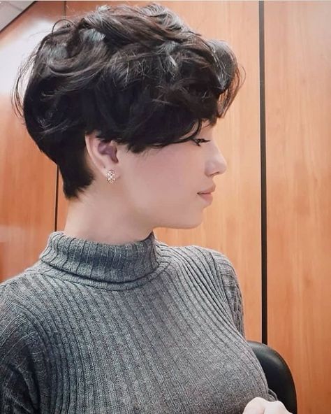 @_palomaabessa Androgynous Hair, Hairstyle Youtube, Medium Curly Hair Styles, Shot Hair Styles, Hair Collection, Short Hair Haircuts, Cut My Hair, Volume Hair, Grunge Hair