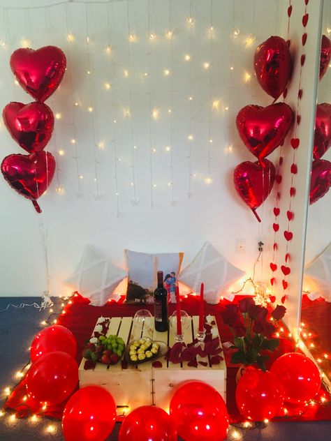 Valentines Day Dinner Decorations, Valentines Room Decor, Valentine Day Aesthetic, Aesthetic Valentines Day, Romantic Room Surprise, Romantic Dinner Decoration, Valentine Drinks, Valentines Day Romantic, Romantic Valentines Day Ideas