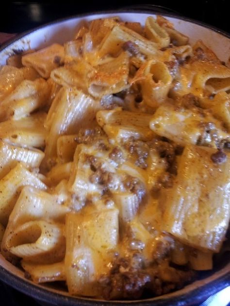 OH MY!!! must try! 3/4 bag ziti noodles,1 lb of ground beef, 1 pkg taco seasoning, 1cup water, 1/2 pkg cream cheese, 1 1/2 cup shredded cheese -- boil pasta until just cooked, brown ground beef  drain, mix taco seasoning  1 cup water w/ ground beef for 5 min, add cream cheese to beef mixture, stir until melted  remove from heat, put pasta in casserole dish, mix in 1 cup cheese, top pasta/cheese with beef mixture  gently mix, top w/ remaining cheese, bake at 350* uncovered fo Ziti Noodles, Taco Pasta Bake, Pasta Cheese, Resep Pasta, Cheese Bake, Taco Pasta, Fettuccine Alfredo, Good Eat, Think Food