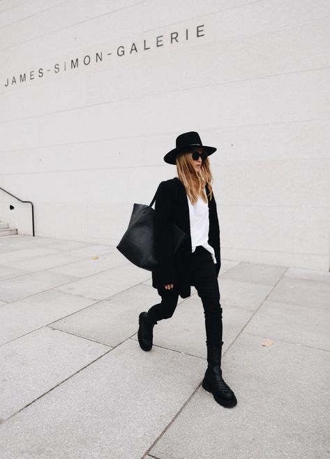 BERLIN IN NOVEMBER Fedora Hat Street Style, Janessa Leone Hat Outfit, Bottega Veneta Boots Street Style, Outfit With Hats For Women, Black Hat Outfit, Outfit With Hat, Bottega Veneta Boots, Minimalist Moda, Walking Down The Street