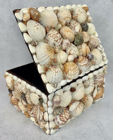 Seashell Boxes | Trinket Box Ideas Decorated with Shells Shell Boxes Ideas, Diy Trinket Box Ideas, Decorated Boxes Ideas, Trinket Box Ideas, Elegant Gift Wrapping Ideas, Packing Ideas Gift, Seashell Diy, Gift Packing Ideas, Creative Corporate Gifts