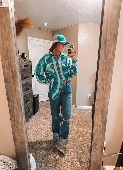 Punchy Women Outfits, Button Up Shirt Outfit Country, Western Outfits Women Button Up, Western Button Up Outfit, Women Pearl Snap Outfit, Cowgirl Causal Outfits, Country Outfits With Hats, Western Outfits Women Pearl Snap, How To Style Western Button Up Shirts Women