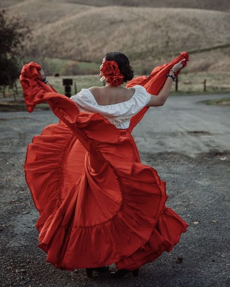 Folklorico Photography, Folklorico Poses, Mexican Culture Aesthetic, Mexican Folk Dance, Spanish Dresses, Jalisco Dress, Mexican Folklore, Famous Lifestyle, Ballet Folklorico