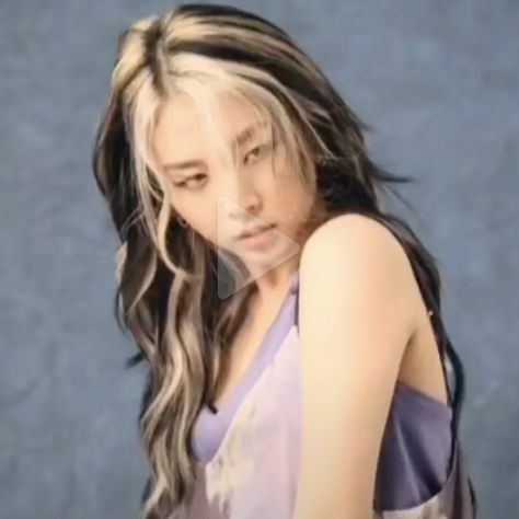 jas on Twitter: "hello? what’s stopping me from doing my hair like this?… " 90s Grunge Hair, Y2k Hairstyles, Hair Color Streaks, Hair Streaks, Girls' Generation, 짧은 머리, Dye My Hair, Hair Inspiration Color, Hair Inspo Color