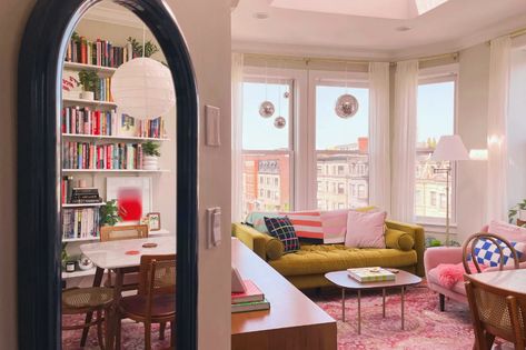 See Jane's 780-Square-Foot Apartment in Massachusetts from the Small/Cool Contest | Apartment Therapy Living Room With Bay Window Layout, Apartment Therapy Living Room, Bay Window Decor, Bay Window Living Room, 2023 Decor, Apartment Goals, Cute Furniture, Book Room, Apartment Aesthetic