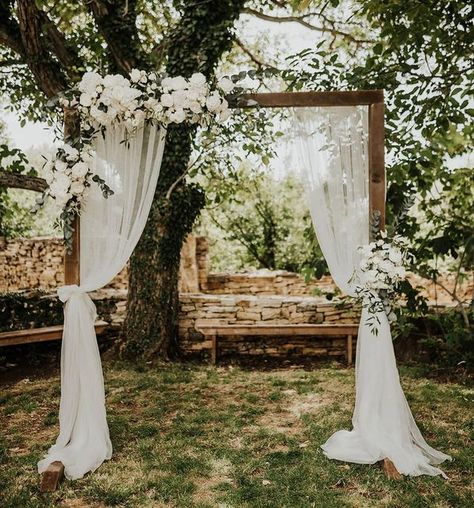 Outdoor Ceremony Arch Decor, Outdoor Wedding Arch Ideas Romantic, Wedding Arches Outdoors Rustic, White And Eucalyptus Wedding Decor, Wedding Decoration Photos, Wedding Arbour Simple, Wedding Outdoor Arch, Wedding Arch Decorations Outdoor, Wedding Arch Flowers Rustic