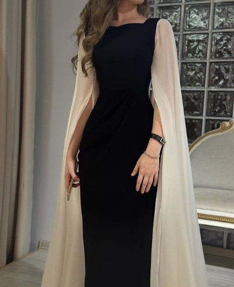 note Classy Prom, Chiffon Sleeves, Dresses Formal Elegant, Elegant Dresses Classy, Evening Gowns Elegant, Prom Dress Inspiration, Ball Gowns Evening, Black Floor, Half Sleeve Dresses