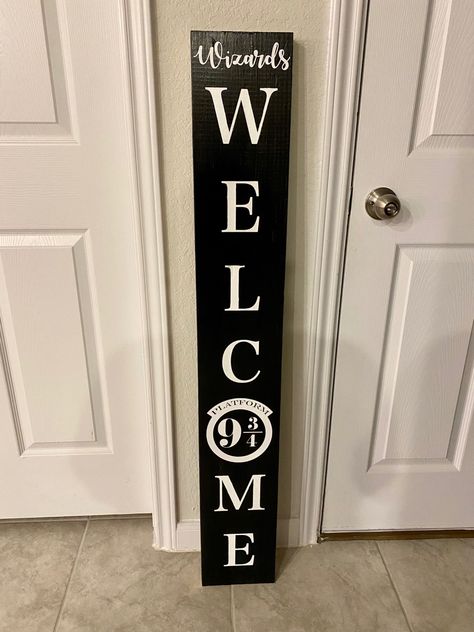 Harry Potter Porch Sign, Harry Potter Welcome Sign, Cricut Cutouts, Wooden Door Sign, Paint White, Wooden Door Signs, Harry Potter Crafts, Pallet Painting, Harry Potter Diy