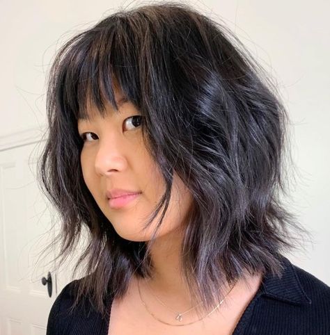 Messy Razored Shag for a Round Face A Line Haircut, Messy Haircut, Chic Haircut, Bangs For Round Face, Hair To One Side, Wavy Haircuts, Wolf Cut, Round Face Haircuts, Work Hairstyles