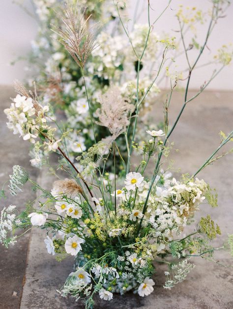 We are head over heels in love with this elegant wedding editorial that is simply poetic. California wedding vendors have outdone themselves using delicate wild flowers and daisies that overflow from every corner. Wild Flowers Wedding Decorations, Wild Floral Arrangements Wedding, Wild White Flowers, Outside Aisle Decorations Wedding, Cow Parsley Wedding, French Garden Wedding Flowers, Meadow Style Wedding Flowers, Wild Flower Decorations, Sage Green Wedding Florals