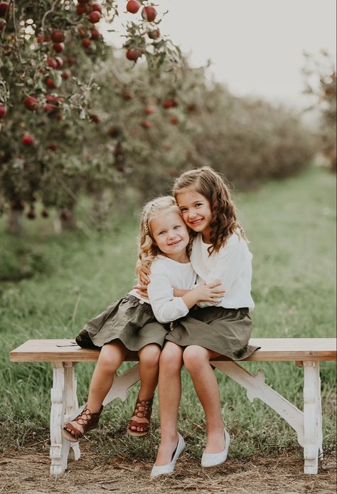 Poses For Two Sisters, Toddler Sister Photoshoot, Sister Pictures Kids, Little Sisters Photoshoot, Photography Poses Sisters, Mom And Two Kids Photoshoot, Sisters Photoshoot Ideas, 2 Sisters Photography, Sibling Photo Shoots