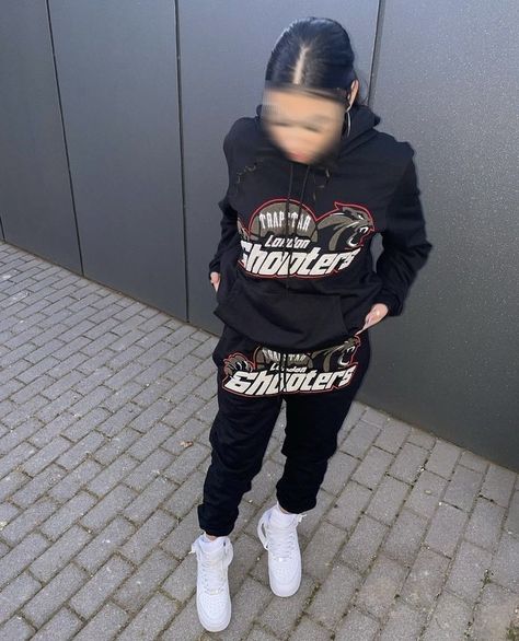 Trap Star Tracksuit, Trapstar Tracksuit Women, Trapstar Girl, Tracksuit Outfit Women Street Styles, Drip Outfits Women, Tracksuit Outfit Women, Chailee Son, Sweat Suits Outfits, Street Style Outfits Casual