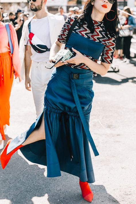 Milan SS18 Street Style I - http://www.collagevintage.com/2017/10/milan-ss18-street-style-i/ Fall Outfits 2017, After The Wedding, Nyfw Street Style, Outfits 2017, Layered Fashion, Street Style Trends, Vintage Inspired Dresses, Street Style Inspiration, Inspired Dress