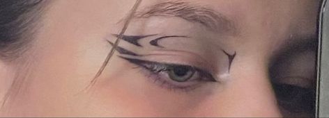 Graffiti Eyeliner, Graphic Eyeliner Color, Graphic Eyeliner For Hooded Eyes, Eyeliner Graphic, Eyeliner For Hooded Eyes, Eye Makeup Styles, Eyeliner Tattoo, Graphic Makeup, Graphic Eyeliner