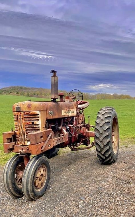 Farm Childhood, Tractor Barn, Tractor Art, Mechanical Animals, International Harvester Tractors, Farmall Tractors, Old Tractor, Mosh Pit, Old Farm Equipment