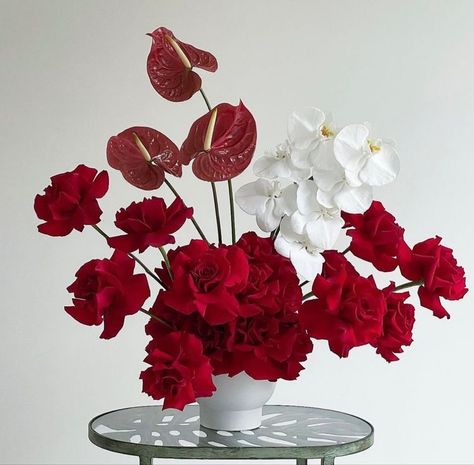 Small Red Floral Centerpieces, Red And White Flowers Aesthetic, Red Floral Arrangements, White Orchid Centerpiece, Red Flower Arrangements, Monochromatic Flowers, Red Rose Arrangements, Red Centerpieces, White Floral Arrangements