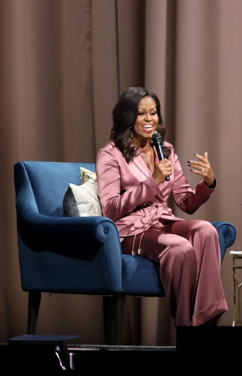 Michelle Obama Speaking, Productive Woman, Michelle Obama Speech, Barak And Michelle Obama, Obama Speech, Natural Kibbe, Malia Obama, Flamboyant Natural, Leadership Conference