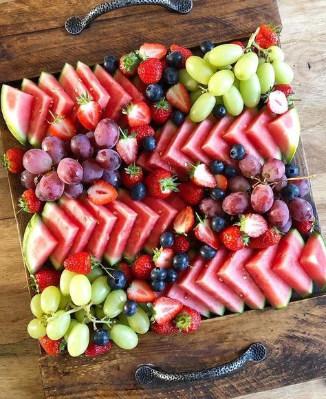 Luncheon Recipes, Fruit Platter Designs, Decorações Com Comidas, Snack Board, Party Food Platters, Charcuterie And Cheese Board, Charcuterie Recipes, Läcker Mat, Deilig Mat