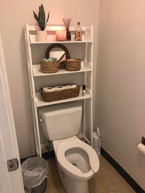 Small Dorm Bathroom Ideas, Apartment Bathroom Color Schemes, Organized House Aesthetic, Small Apt Bathroom Ideas, Dorm Bathroom Inspiration, First Apartment Decorating Bathroom, Dorm Suite Bathroom Ideas, Dorm Room Bathroom Ideas Decor, Uni Flat Decor