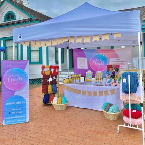 Market Booth Decoration, Craft Fair Blanket Display, Booth Table Setup, Market Stall Decoration Ideas, Fair Stall Decorations Ideas, Stall Decorations For Fair, Dekor Stand Bazar Sekolah, Hiasan Stand Bazar Sekolah, Stall Decor Ideas