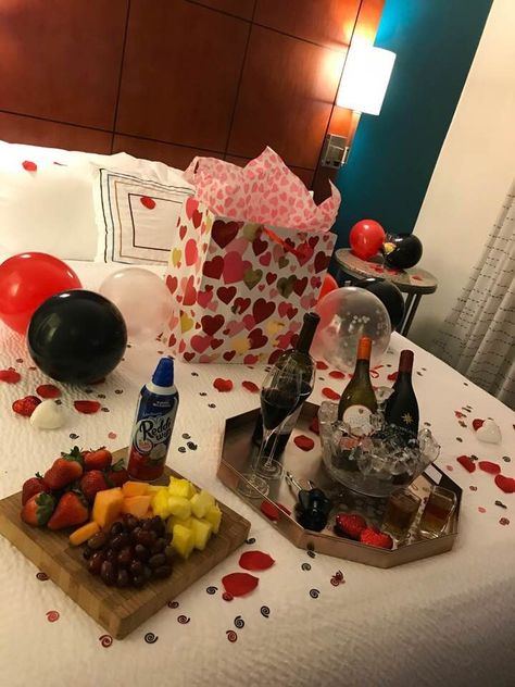 Valentine Hotel, Valentine's Day Hotel, Birthday Room Surprise, Hotel Room Decoration, Romantic Hotel Rooms, Boyfriends Birthday Ideas, Romantic Room Surprise, Romantic Bedroom Ideas, Romantic Valentines Day Ideas