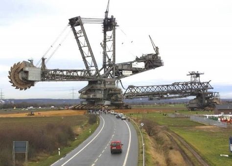 largest digger in the world...check out its "wheels" below it. they're really giant tank steel belts Canal City, Surface Mining, Ball Photography, Land Clearing, Wow Photo, Custom Baggers, Random Inspiration, Mining Equipment, Heavy Industry