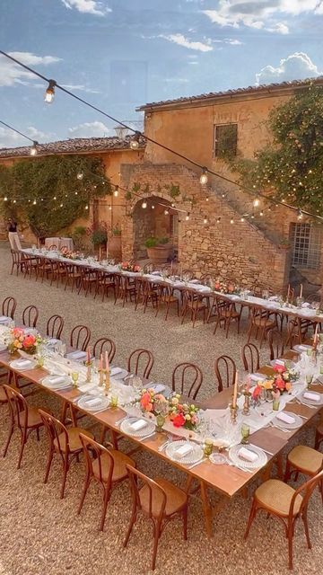 Italian Villa Wedding Ceremony, Italian Wedding Tuscany, Italian Vibe Wedding, Italian Wedding Catering, Italian Wedding Decorations, Small Italian Wedding, Italian Wedding Flowers, Tuscany Villa Wedding, Villa Wedding Reception