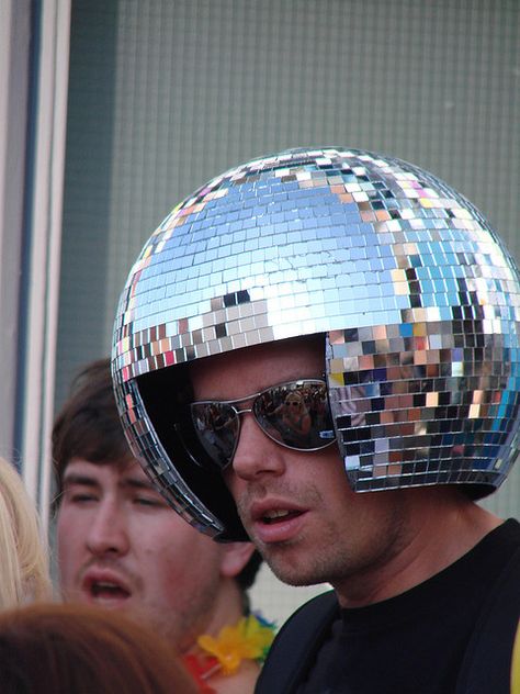 Inspiration disco costume: Disco Ball Hat via Flickr Disco Ball Hat, 70s Disco Party Outfit, Ship Outfits, Disco Party Outfit, Diy Disco Ball, 70s Disco Party, Festival Fancy Dress, Space Costumes, Disco Costume