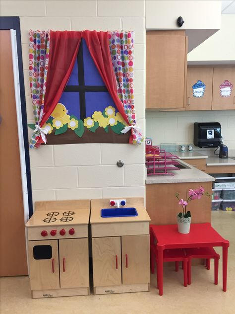 Kindergarten play kitchen window Preschool Play Kitchen Area, Play Kitchen Classroom, Preschool Kitchen Dramatic Play, Kitchen Corner Classroom Ideas, Kitchen Ideas Preschool, Dramatic Play Centers Kitchen, Window For Dramatic Play Area, Classroom Play Kitchen Area, Preschool Classroom Decor Aesthetic