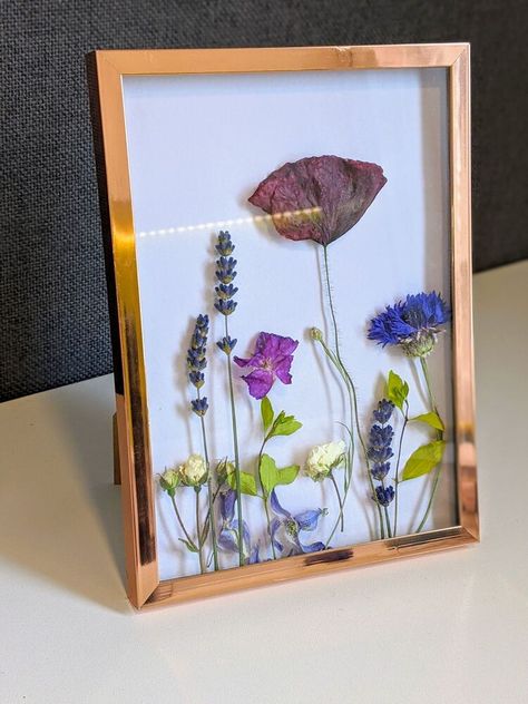 We love Valentines day bouquets but we dont like the smell of dead flowers. Check out how you can recycle your favorite flowers with these easy home decor ideas. Old Valentines, Wreath Arrangements, Framed Dried Flowers, Cheap Diy Wall Art, Pick Flowers, Flower Projects, Picked Flowers, Dead Flowers, Floral Crafts