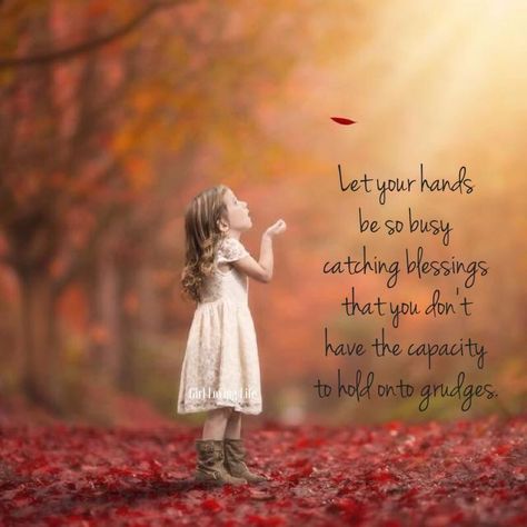 Let your hands be so busy catching blessings that you forget to hold a grudge Childrens Photography, Shooting Photo, Autumn Beauty, Jolie Photo, Fall Photos, 인물 사진, Autumn Photography, Beautiful Photography, Children Photography