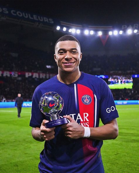 Man of the night ✨ #UCL #UCLPOTM | Instagram Mvp Trophy, France National Team, Man Of The Match, Soccer Skills, كريستيانو رونالدو, Soccer Pictures, Paris Saint, Paris Saint-germain, Uefa Champions League