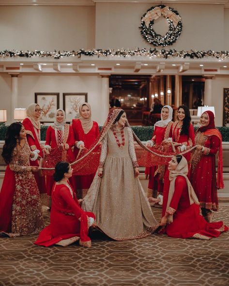 Pakistani Wedding Photography, Bridesmaid Poses, Bridesmaid Pictures, Bridesmaid Photoshoot, Red Bridal Dress, Indian Wedding Photography Couples, Desi Wedding Dresses, Bridal Photography Poses, Asian Bridal Dresses