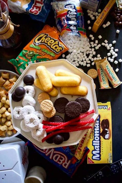 The ULTIMATE Gilmore Girls Movie Night - KendellKreations Gilmore Girls Party Food, Gilmore Girls Movie Night, Gilmore Girls Recipes, Gilmore Party Ideas, Gilmore Girls Food, Gilmore Girls Movie, Girls Movie Night, Gilmore Girls Party, Lorelai And Rory