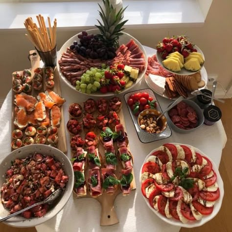 Farmers Market Appetizers, 30th Birthday Picnic Ideas, Homemade Party Food, Charcuterie Lunch Board, Fest Mad, Catering Ideas Food, Party Food Buffet, Birthday Dinner Party, God Mad