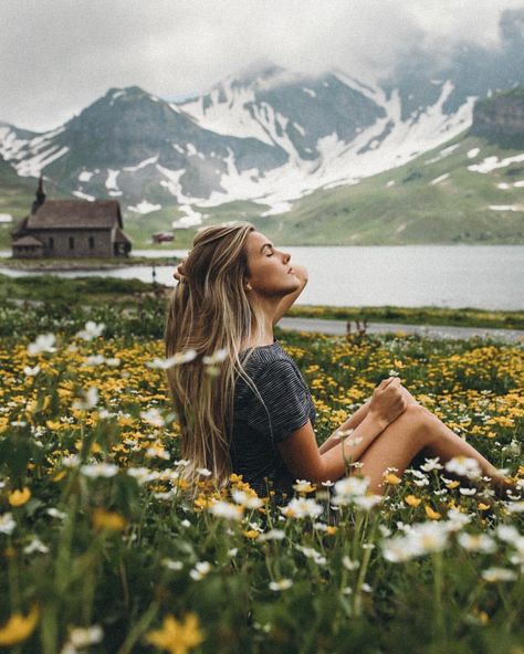 Had the best time running around the incredible lake at @fruttresort 😍 Switzerland, you win. My breath has been taken away too many times… Beauty Dish, Nature Photoshoot, Shotting Photo, Foto Poses, Shooting Photo, Travel Alone, 인물 사진, European Travel, Photography Inspo