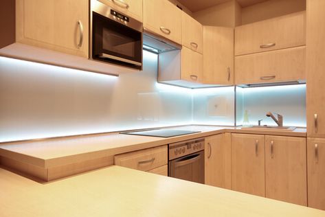 Kitchen Cabinets Singapore, Best Under Cabinet Lighting, Installing Under Cabinet Lighting, Cost Of Kitchen Cabinets, Kitchen Under Cabinet Lighting, Kitchen Led Lighting, Light Kitchen Cabinets, Under Counter Lighting, Cocina Diy