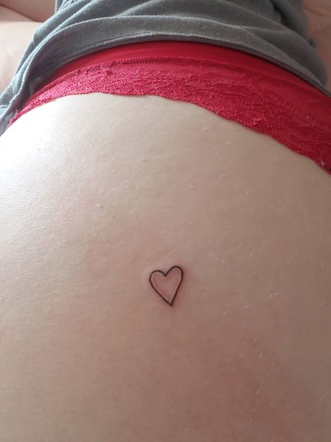 Heart Tattoo On Bum Cheek, Hip Tattoos Women, Henna Tattoos, Hip Tattoo, Minimal Tattoo, Heart Tattoo, Henna Tattoo, Cute Tattoos, Tattoos And Piercings