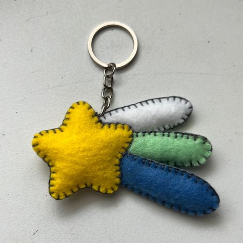 Handmade By Me @Bearly_done_crafting On Ig Yellow Felt Star White/Green/Blue Felt Streaks 3.5 Inches Silver Keyring Felt Keychain Diy, Felt Earrings, Felt Star, Felt Keychain, Felted Earrings, Felt Projects, Handcrafted Accessories, Shooting Star, Shooting Stars