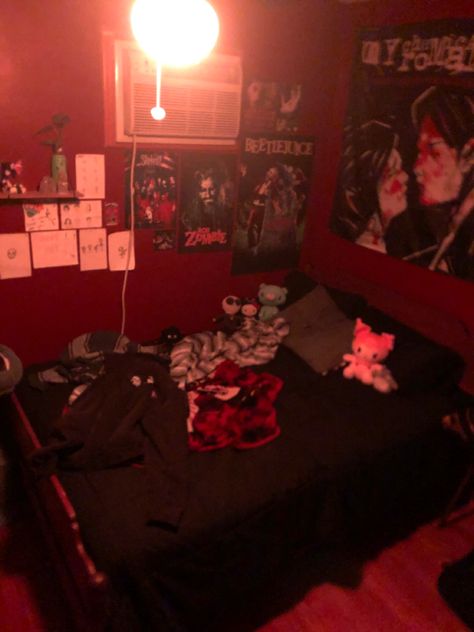 Emo Bedroom 2000s, Mcr Bedroom, 2000s Emo Room, Dark Red Room Aesthetic, Emo Room Aesthetic, Mall Goth Room, Dark Red Room, Red And Black Room, Metalhead Room