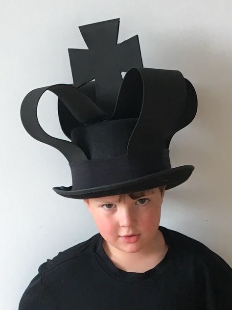 Chess costume black king: tophat, craft foam, glued with glue stick and sewn with needle and thread Chess Piece Costume, Chess Costume, King Chess Piece, King Hat, Chess King, King Costume, Chess Club, Crochet Baby Shoes Pattern, Craft Foam