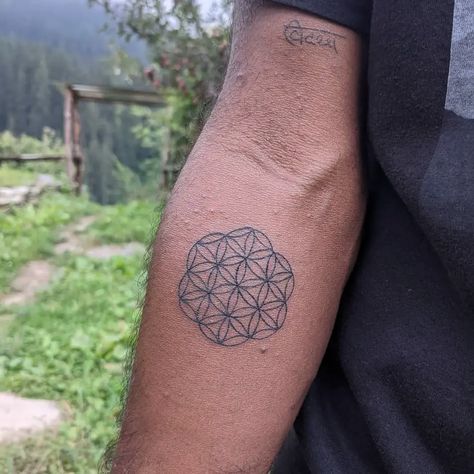 Flower Of Life Tattoo Forearm Black Ink Flower Of Life Tattoos, Flower Of Life Tattoo Design, Sempiternal Tattoo, Circle Of Life Tattoo, Seed Of Life Tattoo, Flower Of Life Meaning, Wave Tattoos, Flower Of Life Tattoo, Hipster Tattoo